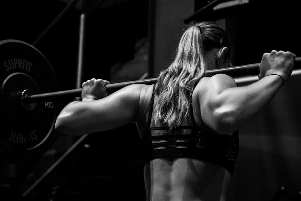 Une sportive s'entraîne à la barre de traction