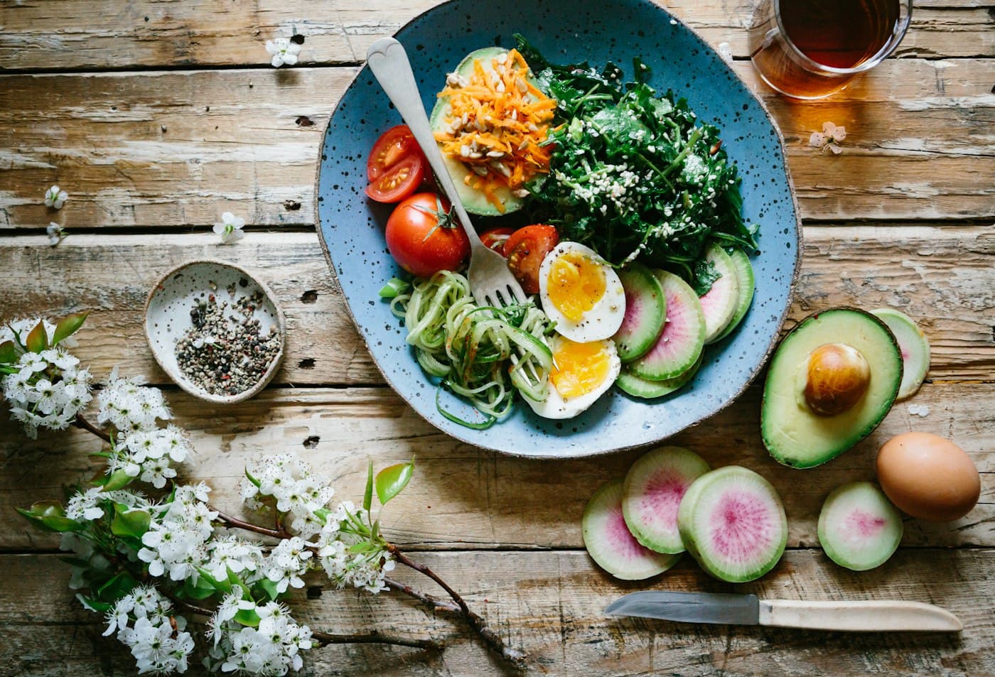 Des assiettes de légumes, avocat et céréales vues du dessus